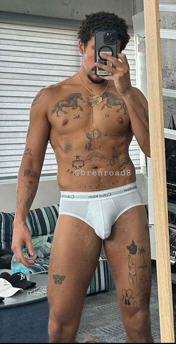 Bad Bunny no es mi hit, se ve que es puerco en el delicioso, pero debo reconocer que sí le ando pasando la lengua por todos sus rincones 🥵🥵 #chacal #hétero #macho #bulto #bulge #straight #famoso