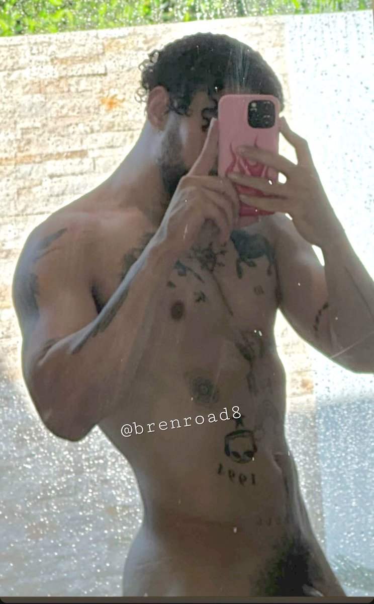 brenroad8's tweet photo. Bad Bunny no es mi hit, se ve que es puerco en el delicioso, pero debo reconocer que sí le ando pasando la lengua por todos sus rincones 🥵🥵 #chacal #hétero #macho #bulto #bulge #straight #famoso https://t.co/Ye24yuPzjj