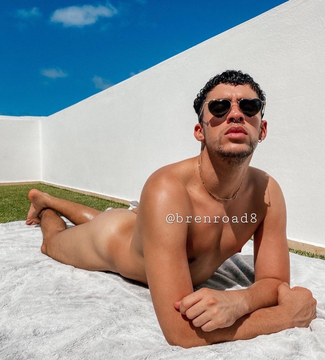 brenroad8's tweet photo. Bad Bunny no es mi hit, se ve que es puerco en el delicioso, pero debo reconocer que sí le ando pasando la lengua por todos sus rincones 🥵🥵 #chacal #hétero #macho #bulto #bulge #straight #famoso https://t.co/Ye24yuPzjj