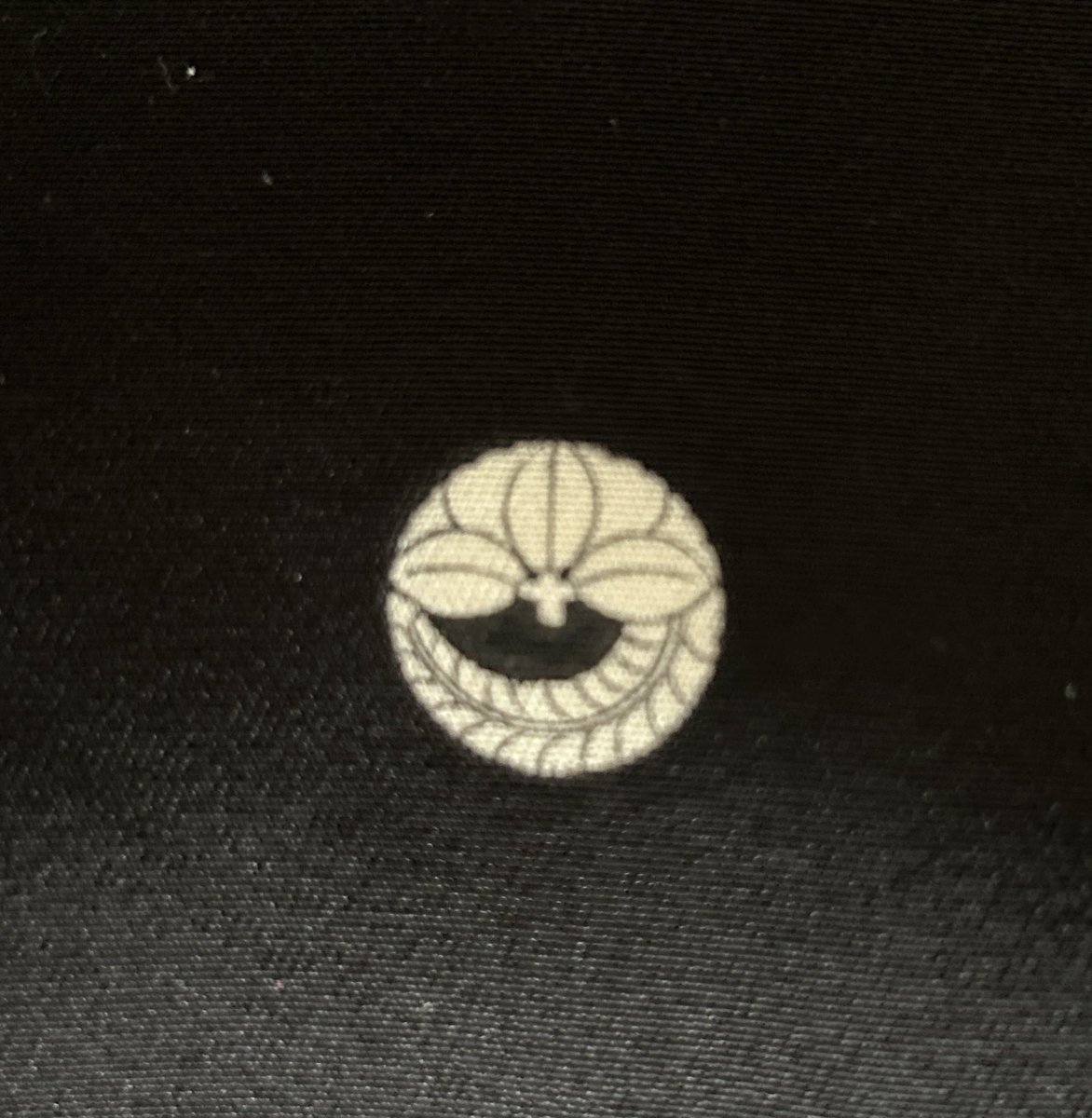mimikamama's tweet image. 我が家の家紋。
大概の家紋リストに見当たらないから、紋入りのお着物を誂える度にこの写真を送ってる。
この家紋について何か情報くださいm(_ _)m
#珍家紋
#呉服屋さんを困らせてる
#由来が知りたい
