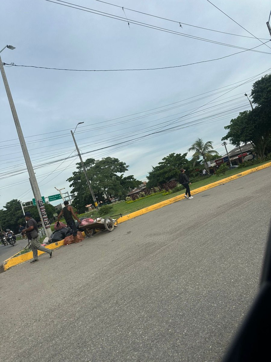 Sr <a href="/kerguelenhugo/">Hugo F. Kerguelen G.</a> ya tenemos identificado al individuo que se encarga de contaminar una de las entradas al municipio. Los líderes de la comuna 6 tenemos toda la disposición para que este ecocidio pare y que el/los responsables sufran las consecuencias