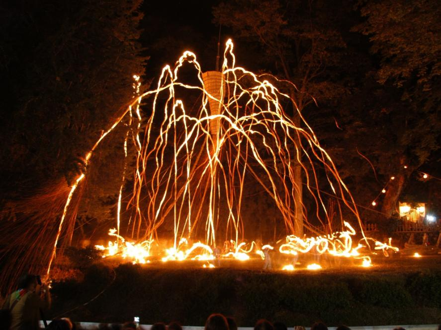 SideKyoto's tweet image. \京都の神秘的な火祭り✨/
舞鶴の夜空を盛大に炎が染め上げる「城屋の揚松明」は、地域住民が一丸となり460年に渡り守り続けるお盆の伝統行事🤩もちろん現地で見学することも可🙆宿泊場所や移動方法もしっかりとチェックして、訪ねてくださいね👇
kyotoside.jp/entry/jouya-ag…