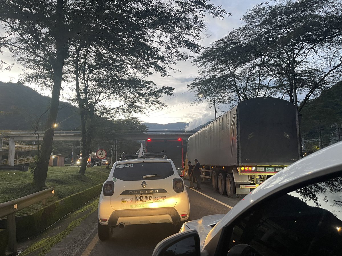 MauricitGuti's tweet photo. @CoviandinaSAS Llevamos 45 minutos en trancon saliendo del túnel 1 hacia Pipiral pasó algo??? https://t.co/KiUUTv3rMb