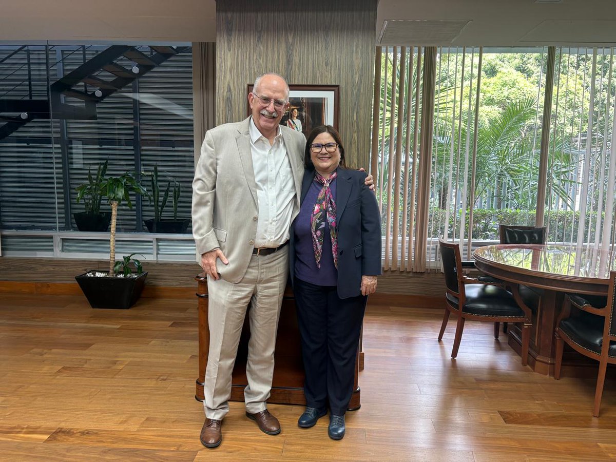 imeldacastromx's tweet image. Me dio mucho gusto conversar hoy con el secretario de @Agricultura_mex, nuestro paisano @JulioBerdegue, un sinaloense comprometido con el campo y el bienestar de quienes lo trabajan. 🌾
Desde el @senadomexicano, seguimos trabajando por un campo fuerte, que sea motor de soberanía…