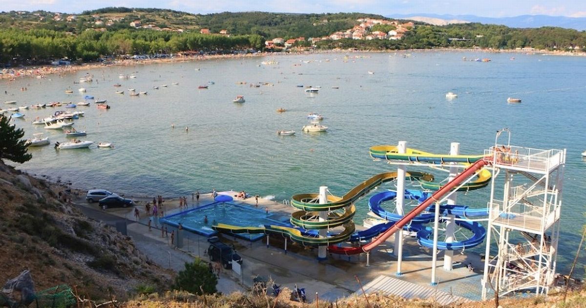 MirrorBreaking_'s tweet image. BREAKING: Toddler dies after 'slipping from dad’s arms going down slide' at waterpark mirror.co.uk/news/world-new…