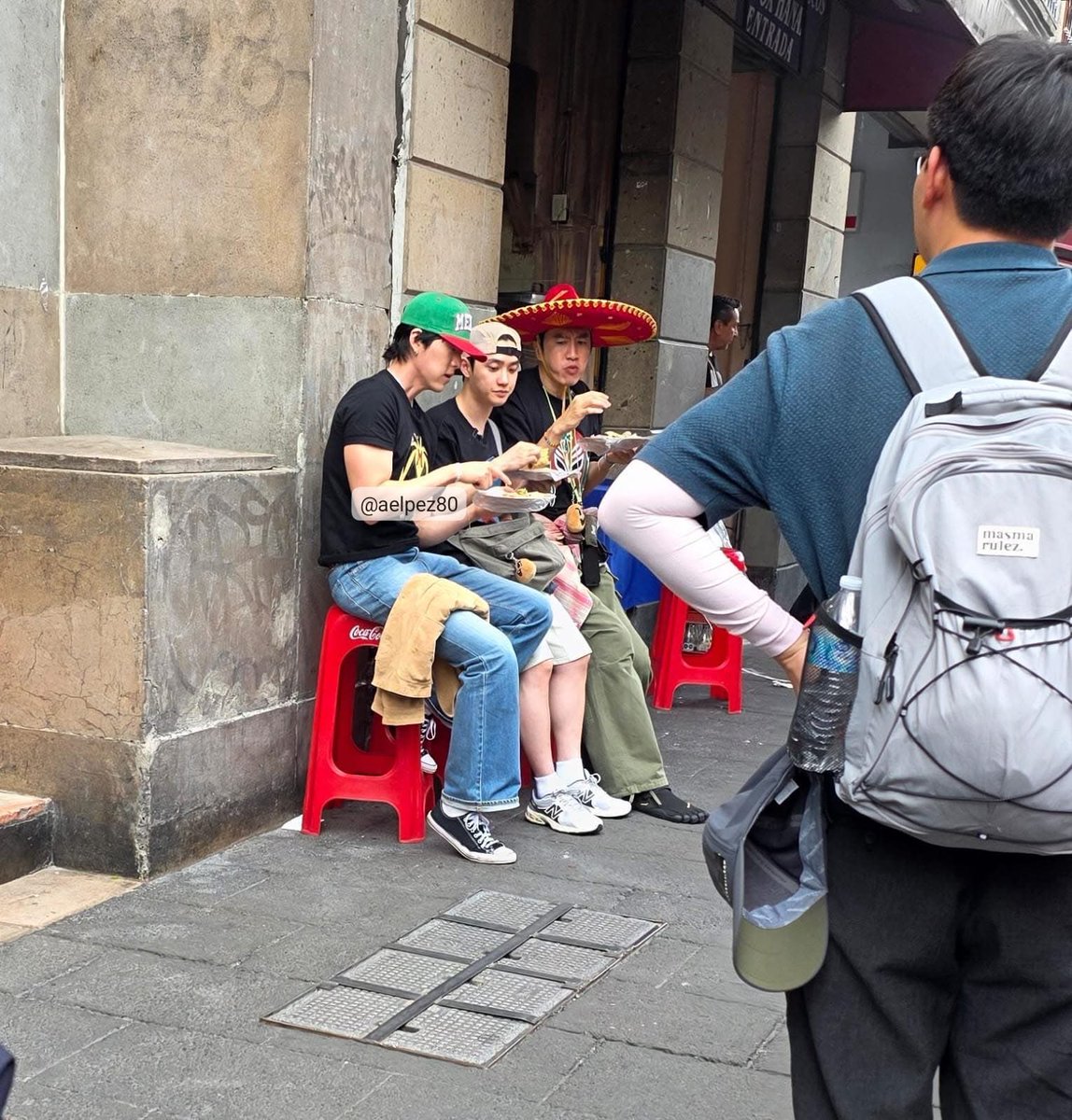 kyungsoo_stan's tweet image. Hyung squad eating tacos in Mexico
