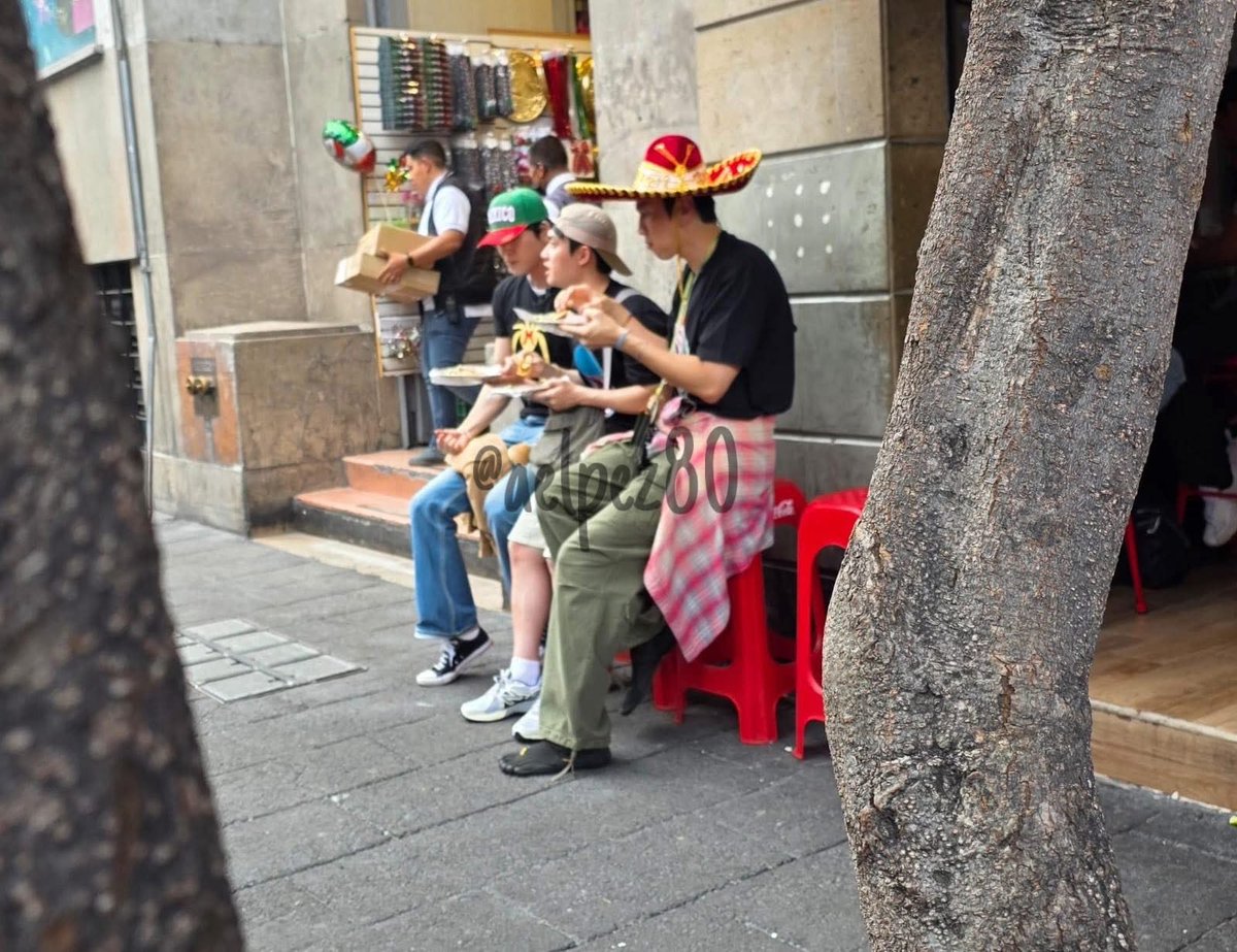 kyungsoo_stan's tweet image. Hyung squad eating tacos in Mexico