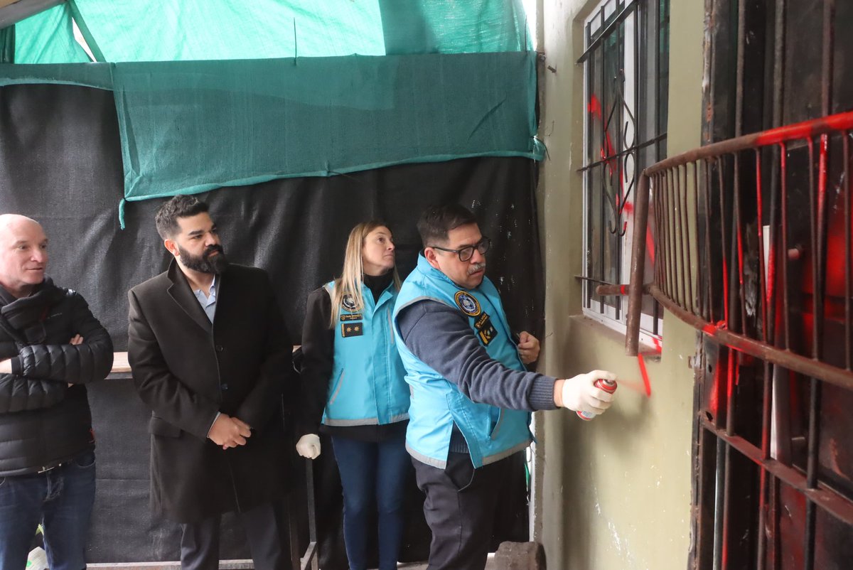 Hoy junto al Jefe de Policía Diego Casaló participamos del cierre de 2 bunkers de drogas en Zavaleta y en Fraga. Ambos lugares fueron allanados por Antidrogas luego de un trabajo de investigación. 
Dos lugares menos y dos narcos presos.  <a href="/PugliaAlejandro/">Alejandro Puglia</a>