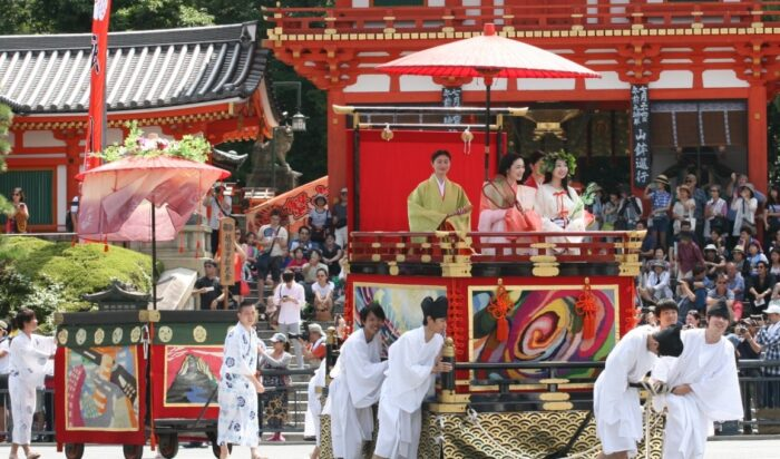 SideKyoto's tweet image. 本日は山鉾巡行に加えて花傘巡行も✨懸装品が華やかな曳山や傘鉾、神輿など10基余り、そして時代衣装を身にまとった総勢1000名におよぶ行列が市中を練り歩き、見る者を魅了😘また毎年2つの花街が参加し、芸舞妓さんに出会えるのも嬉しいポイント👇
kyotoside.jp/entry/gionmats…