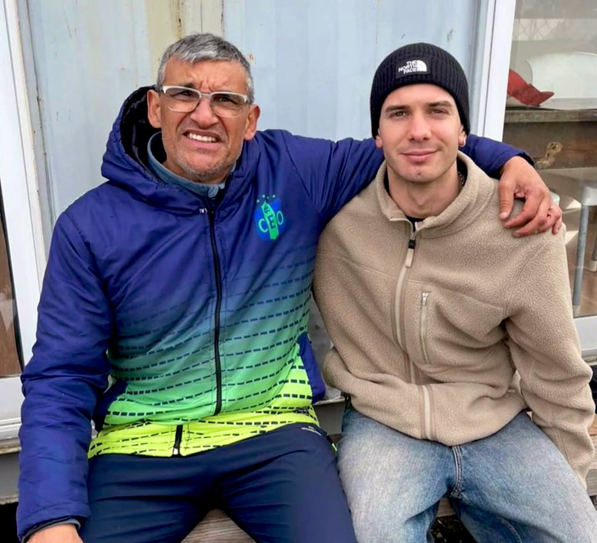 RMadridInfo's tweet image. Franco Mastantuono while watching and supporting River de Azul, the club where he was developed — and where his younger brother play during their winter tournament vs Embajadores Club.