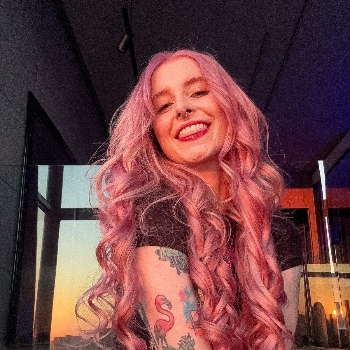 h3llo_chaery0's tweet image. Isso só prova que a Lore é uma vampira em todos os universos e que a Bagi nasceu pra ter cabelo rosa
