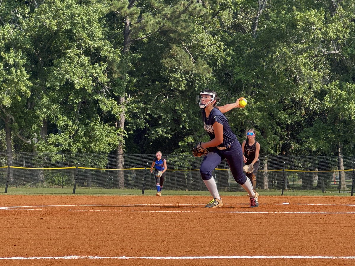 AvaHorswood_28's tweet image. Had a great time competing with some amazing athletes at the Triple Crown Summer Nationals - All Stars this week! Got to pitch and play 3B and RF. #utilityplayer Here鈥檚 a video of my defense working to get a double play and an example of WHY WE HUSTLE!