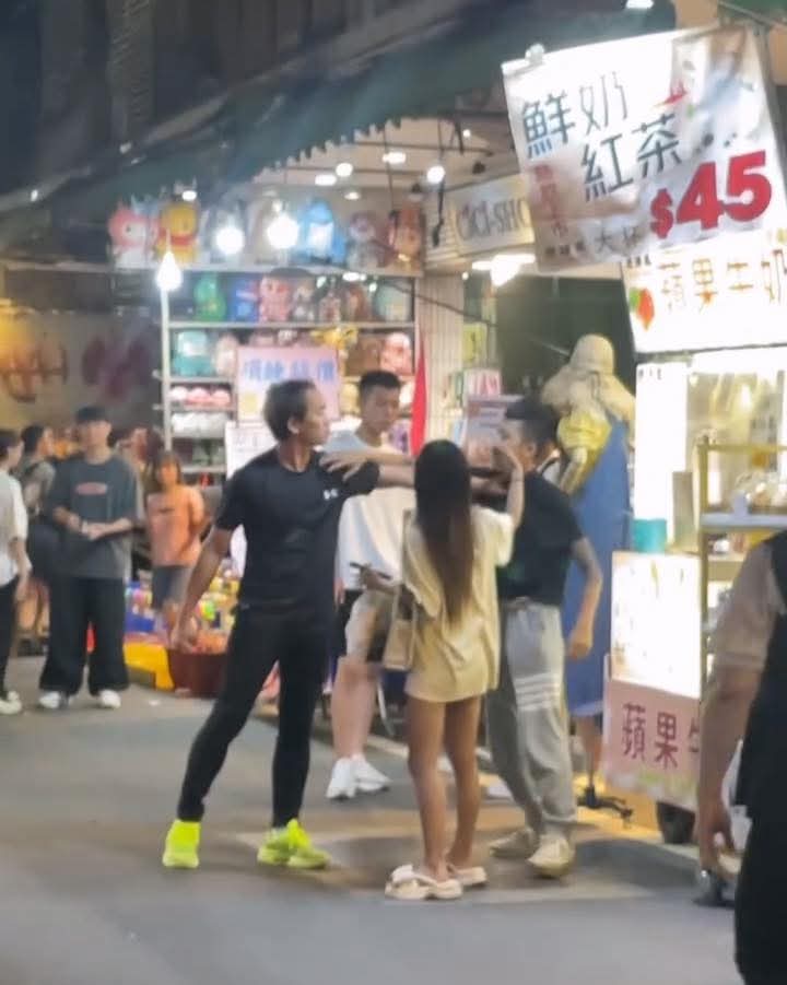 KeMetcha82455's tweet image. 湳雅夜市格鬥盃！雙七分刺青男Vs超壯大叔　

89猴被KO她急喊：不要打我男朋友