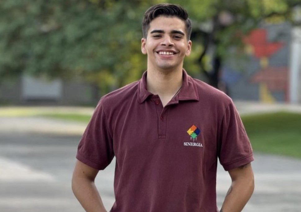 👨🏾‍🎓 👷🏾‍♂️Si el gobierno habla de democracia, ¿por qué detienen a estudiantes y trabajadores?
Simón Bolívar Obregón, estudiante de la UCV, está desaparecido.
¡Basta ya!

#CeseLaRepresion
#LiberenALosTrabajadores