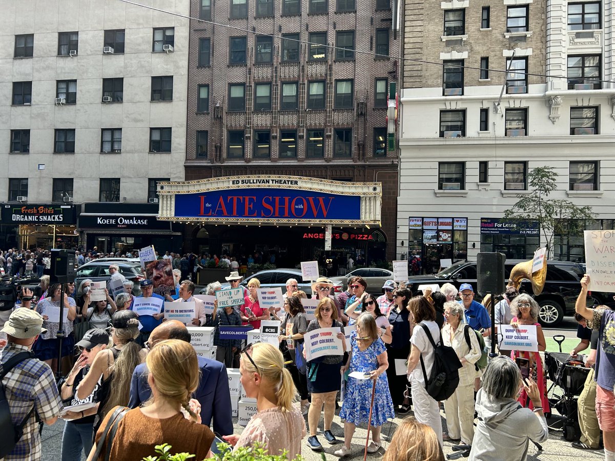 GatorsScott's tweet image. I used to watch Letterman and even went to a couple of live tapings, but have not watched any late-night shows in years … bumped up on this today on way to a big park here … #NYC