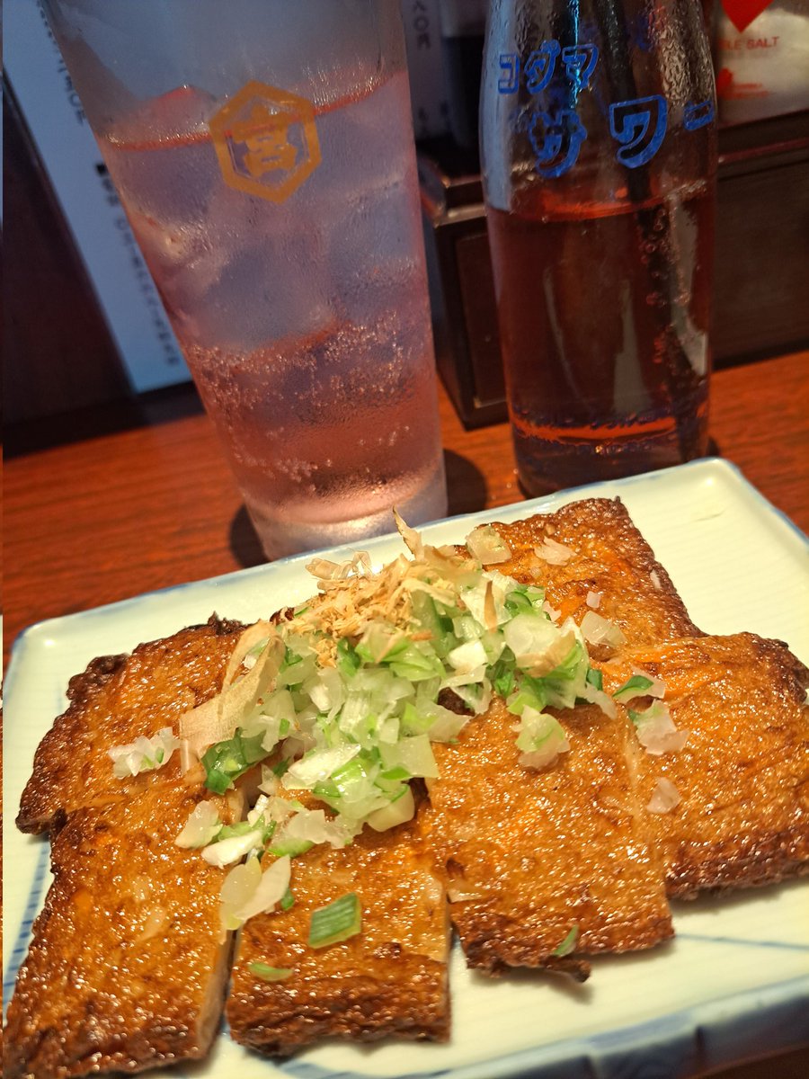 yakiton_hunter's tweet image. 輝くさつま揚げ✨
ネギをまとい、炭の香りと心地好い弾力、こだわりの揚げ物はバイスサワーと相性抜群。
本日も宜しくお願いします。
#植むら #小岩