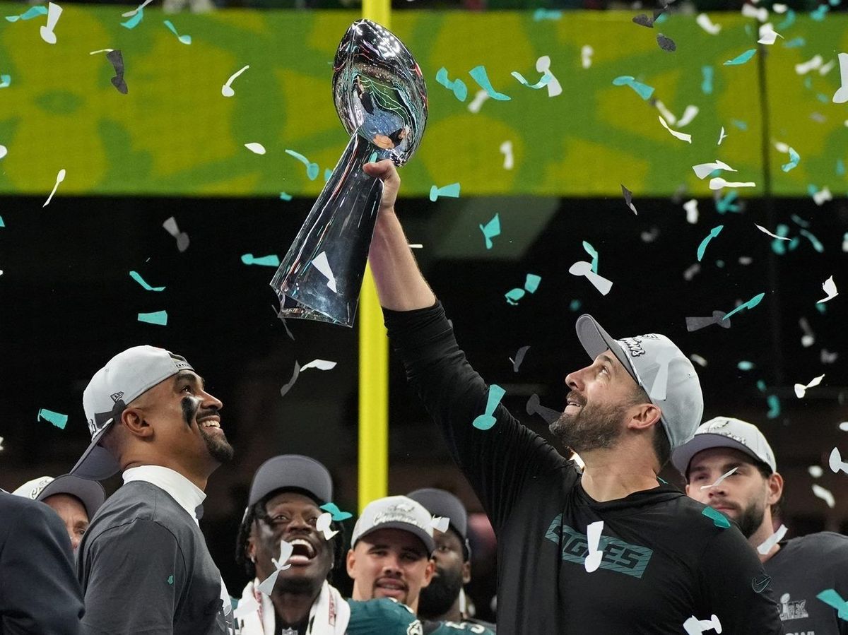 TheTorontoSun's tweet image. Be like Mike? Jalen Hurts gets championship tip from Michael Jordan torontosun.com/sports/footbal…