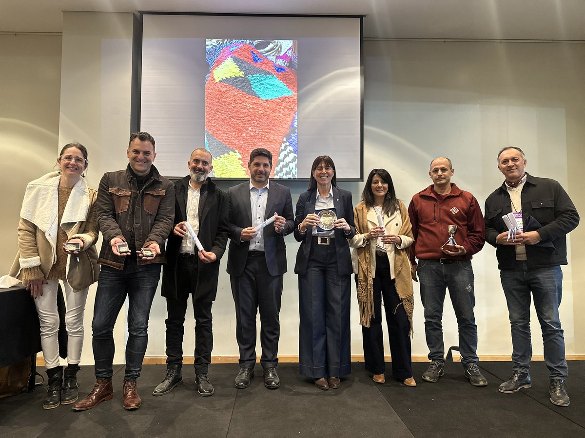 ¡Nos llevamos a Neuquén cinco premios destacados de la Expo Rural! 

Este es un gran reconocimiento al talento hecho artesanía, y a las producciones elaboradas por manos de artesanos y artesanas de las comunidades mapuche.

Felicitaciones al equipo de Artesanías Neuquinas por
