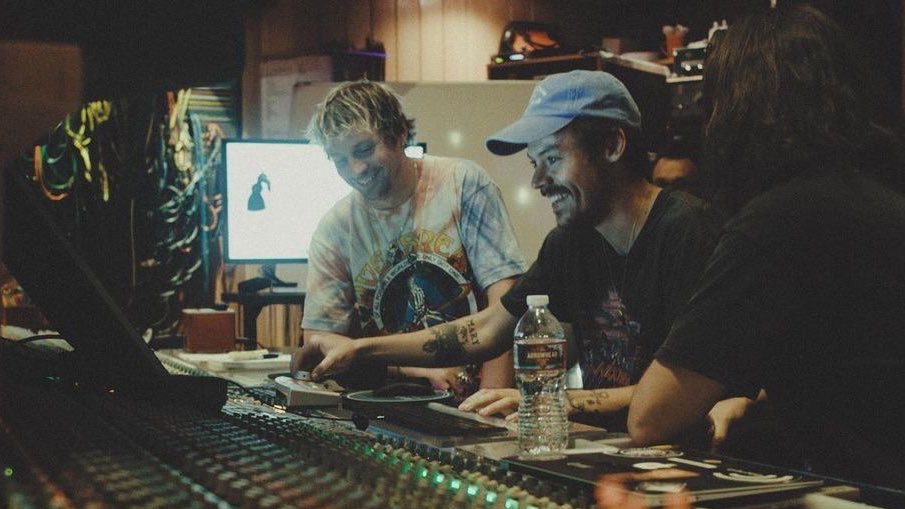 henitopics's tweet photo. henito at the studio https://t.co/TTlEtxwHQg