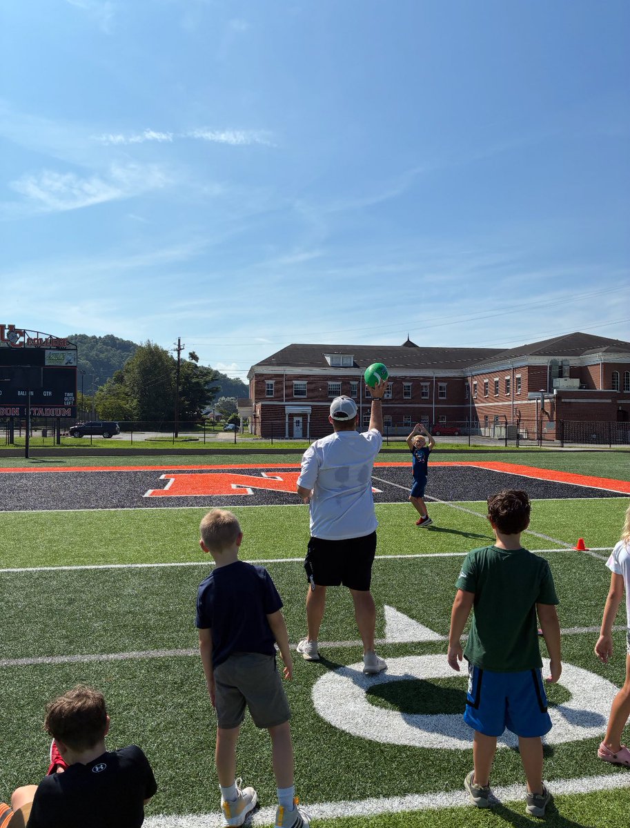 UnionBulldogFB's tweet image. A big thank you to the Dr. Marcia Hawkins Boys &amp;amp; Girls Club for allowing us to be a small part of these kids&apos; day! A lot of sweat, tears, and water breaks made today successful! Hopefully we will have a couple of future bulldogs out there! 

#DogCheck