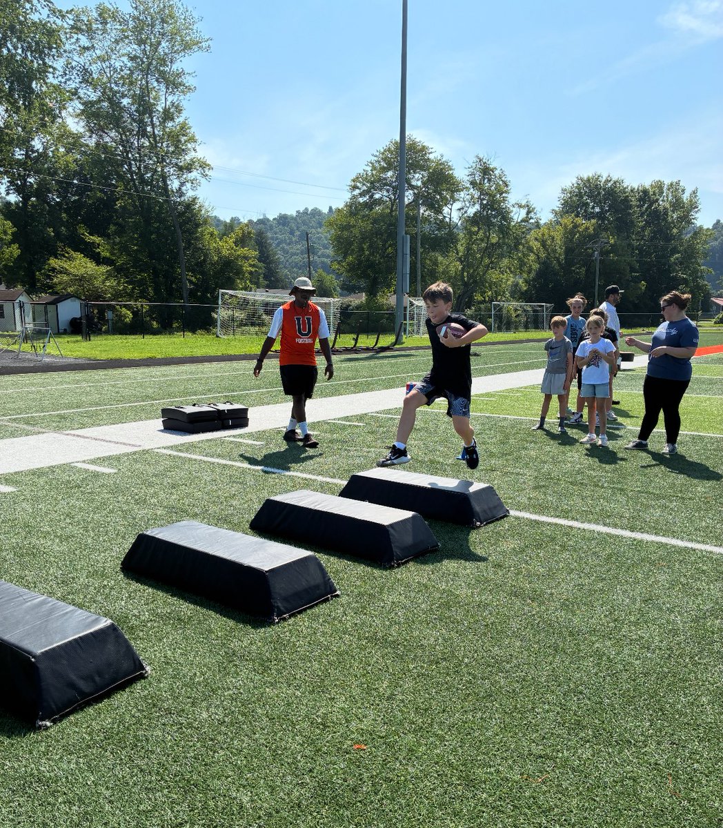 UnionBulldogFB's tweet image. A big thank you to the Dr. Marcia Hawkins Boys &amp;amp; Girls Club for allowing us to be a small part of these kids&apos; day! A lot of sweat, tears, and water breaks made today successful! Hopefully we will have a couple of future bulldogs out there! 

#DogCheck
