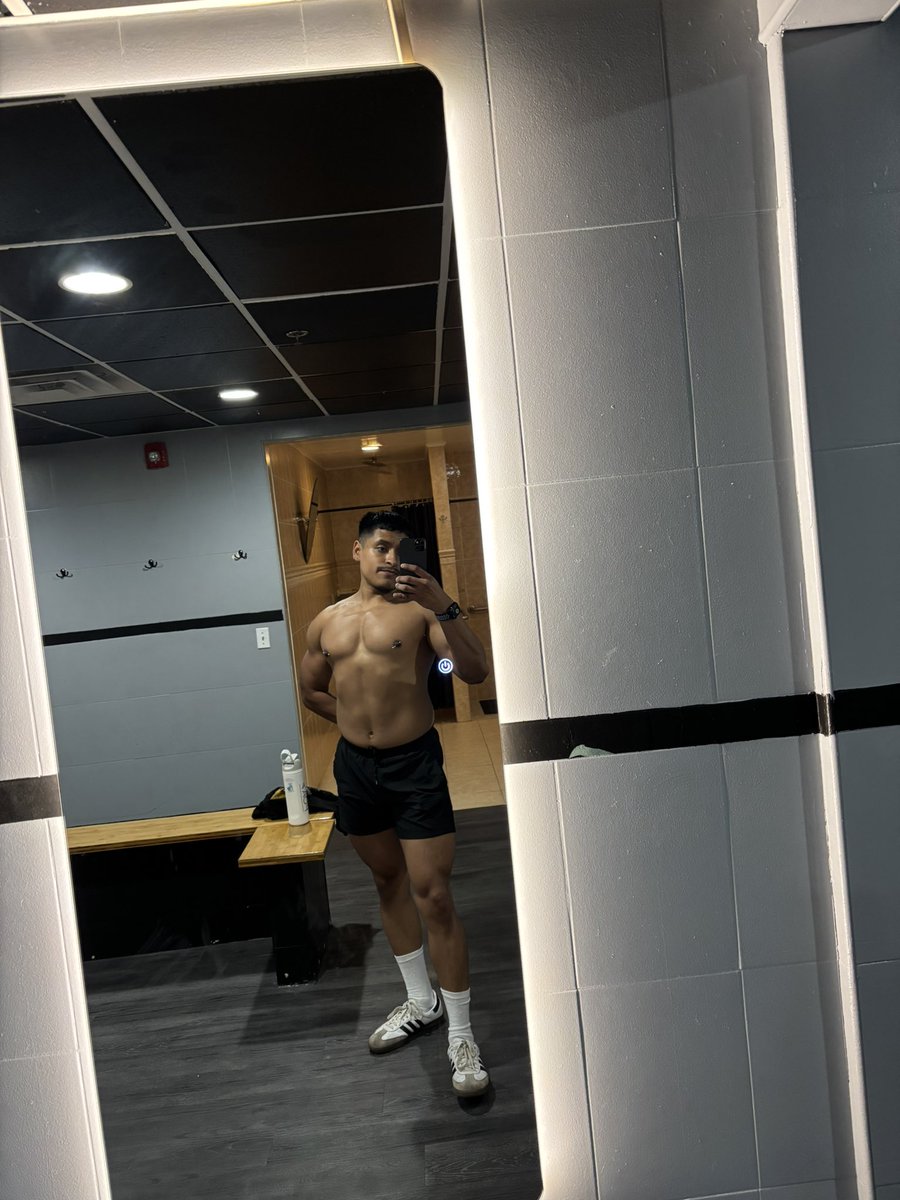 I’m usually a leg day gal but the chest was sitting today 🫨