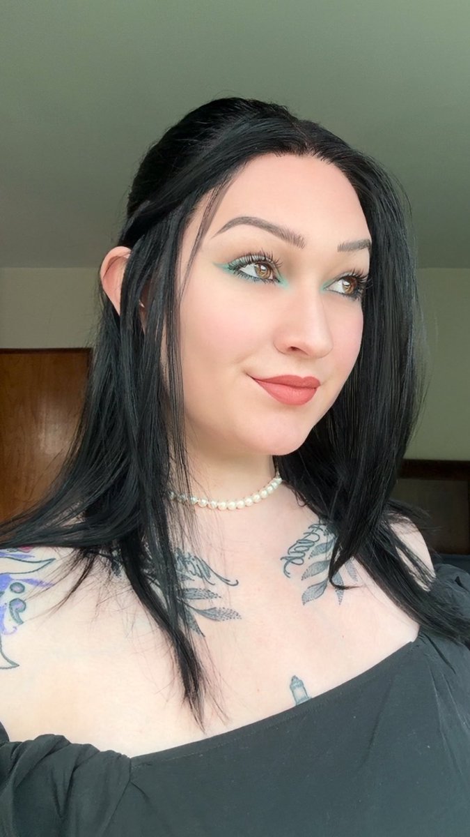 thesecoldbones's tweet image. today i became the owner of a necklace made with pearls 🫶🏼 my birthday isn’t even for another few weeks, but the Man i have a Huge Crush on was thinking ahead 🥹❤️🔥
