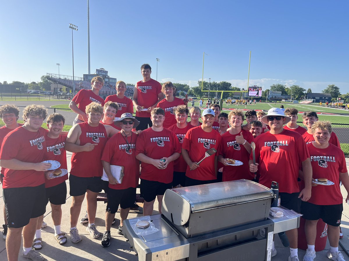 CoachCDSmith's tweet image. 2nd annual OL/DL cookout during 7v7! Love this new tradition. “Have fun, work hard, enjoy the journey!” @CoachKrauseMHS @MuskegoHSFB @MuskegoGridiron