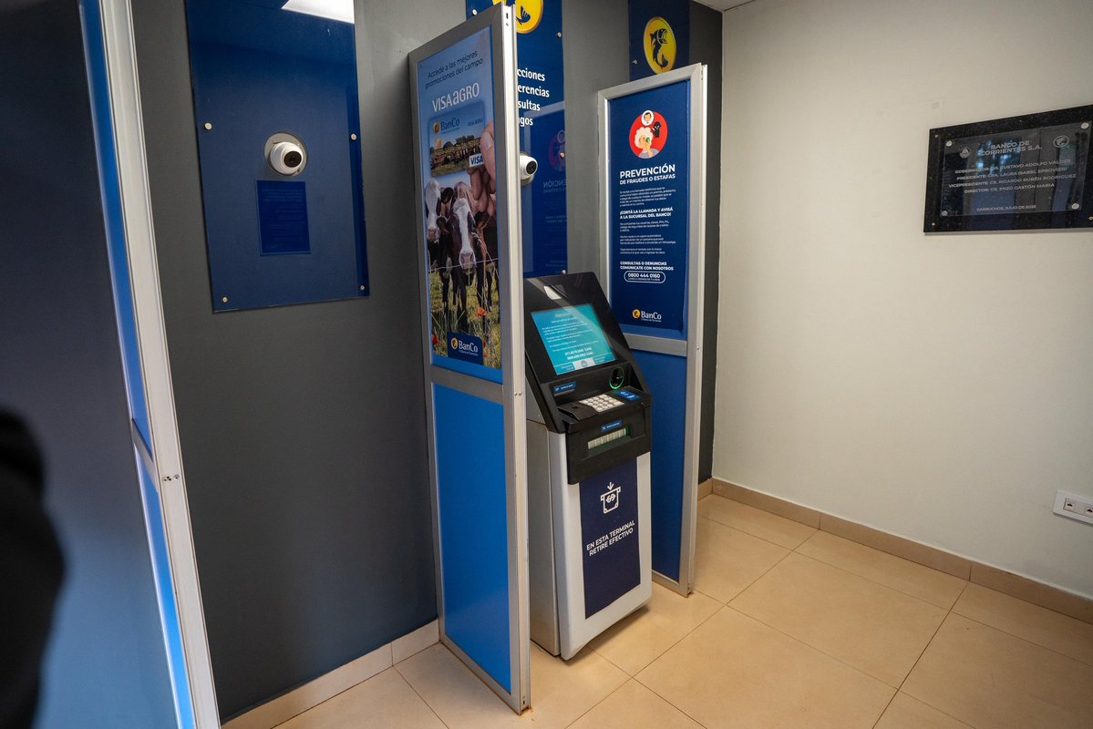BancodeCtes's tweet image. 📍#Garaví ya tiene su primer recinto de cajeros automáticos y así, ¡seguimos creciendo! 🙌🏻

Inaugurado por el gobernador @gustavovaldesok y la presidente @laurasprovierok, con esta obra dimos un paso más hacia una Corrientes más moderna, conectada e inclusiva 🏦

Nos enorgullece…