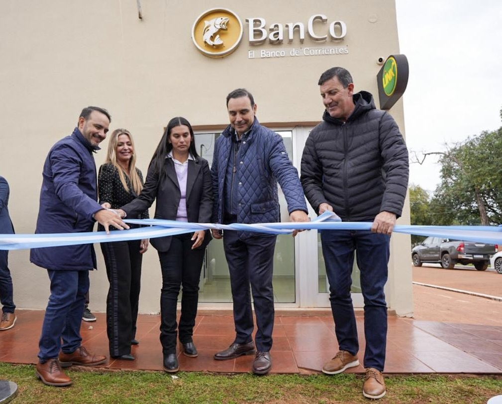BancodeCtes's tweet image. 📍#Garaví ya tiene su primer recinto de cajeros automáticos y así, ¡seguimos creciendo! 🙌🏻

Inaugurado por el gobernador @gustavovaldesok y la presidente @laurasprovierok, con esta obra dimos un paso más hacia una Corrientes más moderna, conectada e inclusiva 🏦

Nos enorgullece…