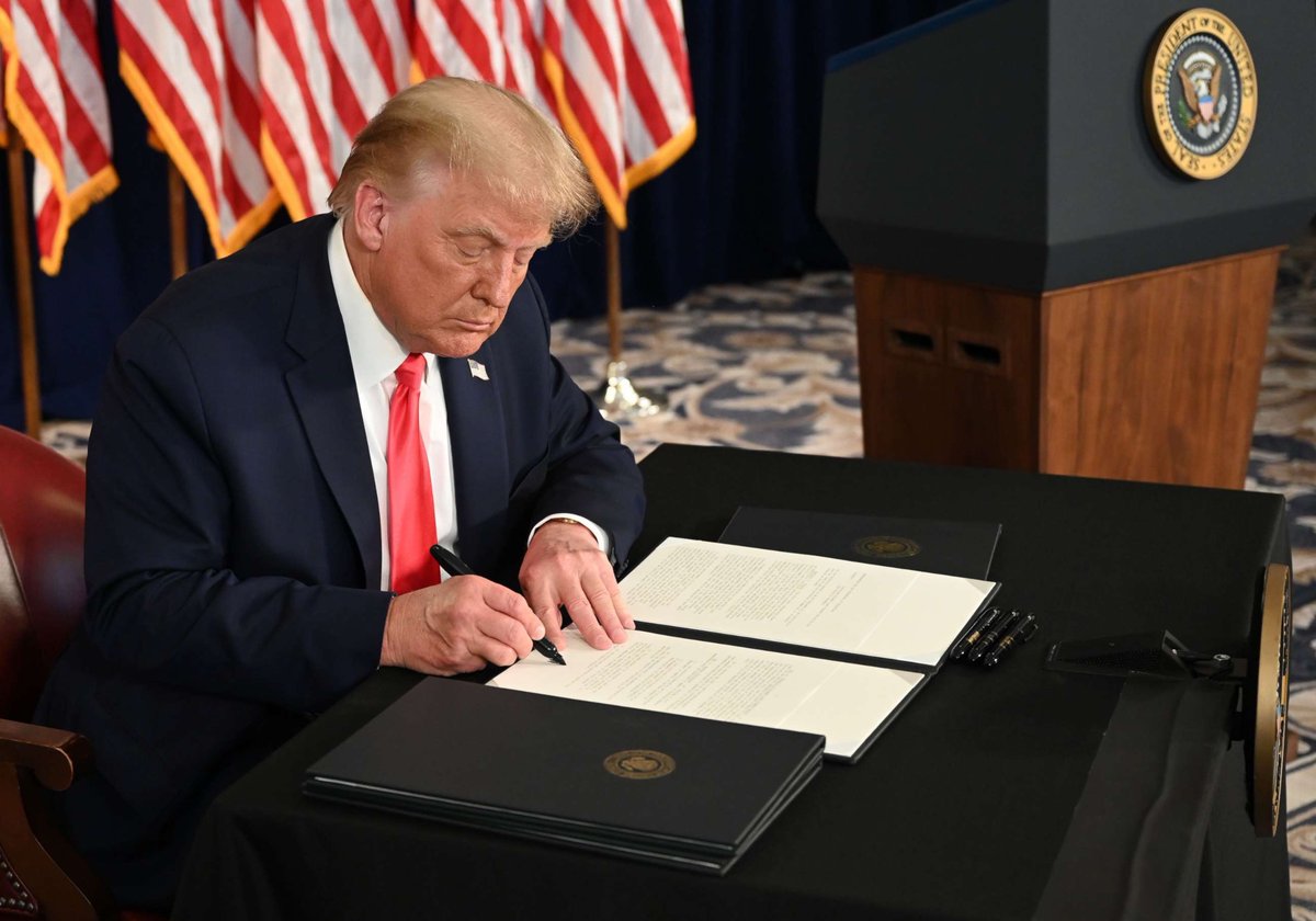 Crypto_Briefing's tweet image. 🇺🇸 BREAKING: President Trump signs three executive orders on AI aimed at:
1.Accelerating development of data center infrastructure
2.Promoting the global export of American AI models
3.Protecting citizens from biased AI systems influenced by radical ideologies