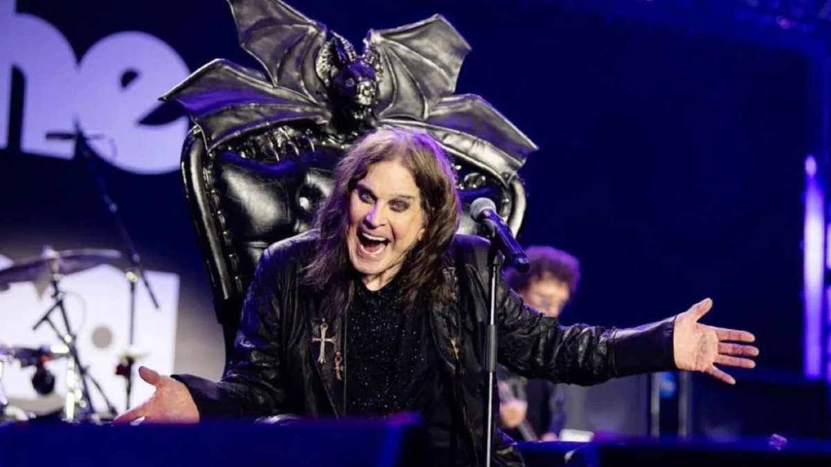 provincia1270's tweet image. #AHORA | En #PerdidosEnElEspacio 🚀 #CrónicasGillespianas con @gillespiok sobre Ozzy Osbourne, ícono del heavy metal que falleció a los 76 años.
💻 provinciaradio.com.ar