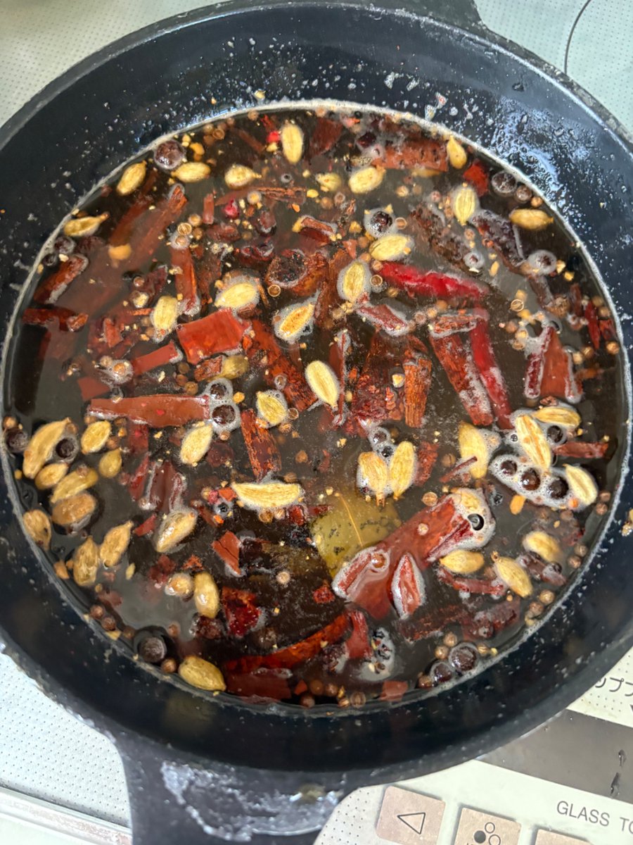 bird_looking's tweet photo. クラフトコーラを作ってみました！
スパイス類と砂糖(きび糖)とお水を鍋に入れてぐつぐつ煮詰めて最後にレモン汁を入れます
炭酸水で割るととってもおいしい😋

#クラフトコーラ
#スパイスたっぷり https://t.co/kZ3A7zb97j