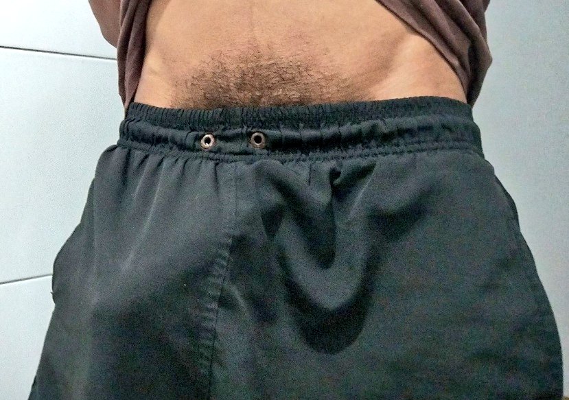 Tá difícil disfarçar o pau no short 💦😈