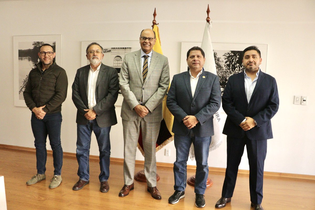 🤝🇧🇷🇪🇨 | El ministro <a href="/DPalaciosEc/">Danilo Palacios</a> junto a <a href="/INIAPECUADOR/">INIAP</a> y  <a href="/AgrocalidadEC/">Agrocalidad</a> mantuvieron un diálogo con el embajador de Brasil en Ecuador, Flávio Soares Damico, con el objetivo de fortalecer los vínculos bilaterales entre ambos países. 

Esta articulación busca impulsar nuevas