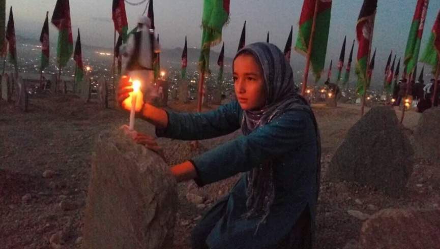 basirahang's tweet image. ۹ سال پیش، در روز دوم اسد ۱۳۹۵، اعتراض مدنی جنبش روشنایی، در میدان دهمزنگ کابل، مورد حمله ۳ مهاجم انتحاری قرار گرفت.
در این حمله، ۷۶ تن از معترضان کشته و بیش از ۳۰۰ تن دیگر زخمی شدند. اکثر قربانیان جوانان بودند.
یاد همه قربانیان گرامی باد!
#جنبشروشنایی
#Enlightenment