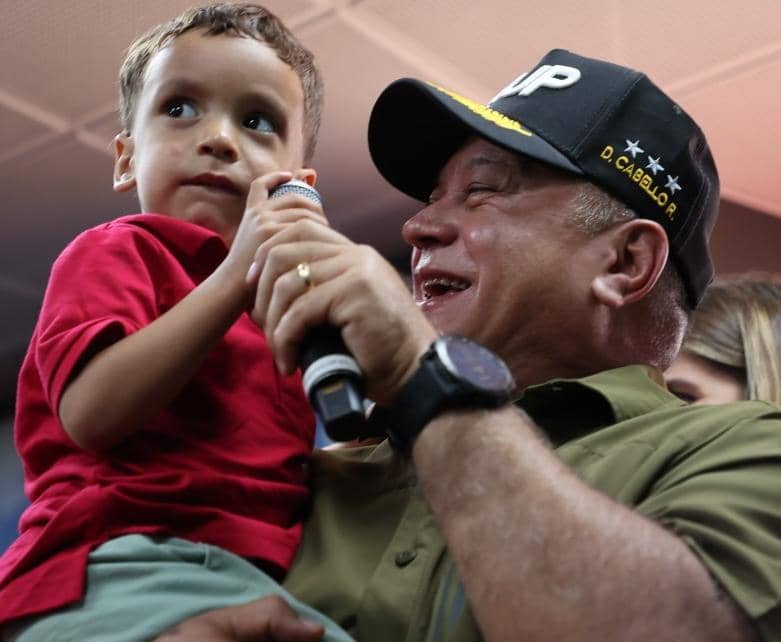LuisitoPSUV4F's tweet image. Empezó el @ConElMazoDando con el capitán de la esperanza, Diosdado Cabello
@dcabellor es un ejemplo del ser venezolano. DUELE A QUIEN LE DUELA 🇻🇪❤️
#TodosVueltaALaPatria