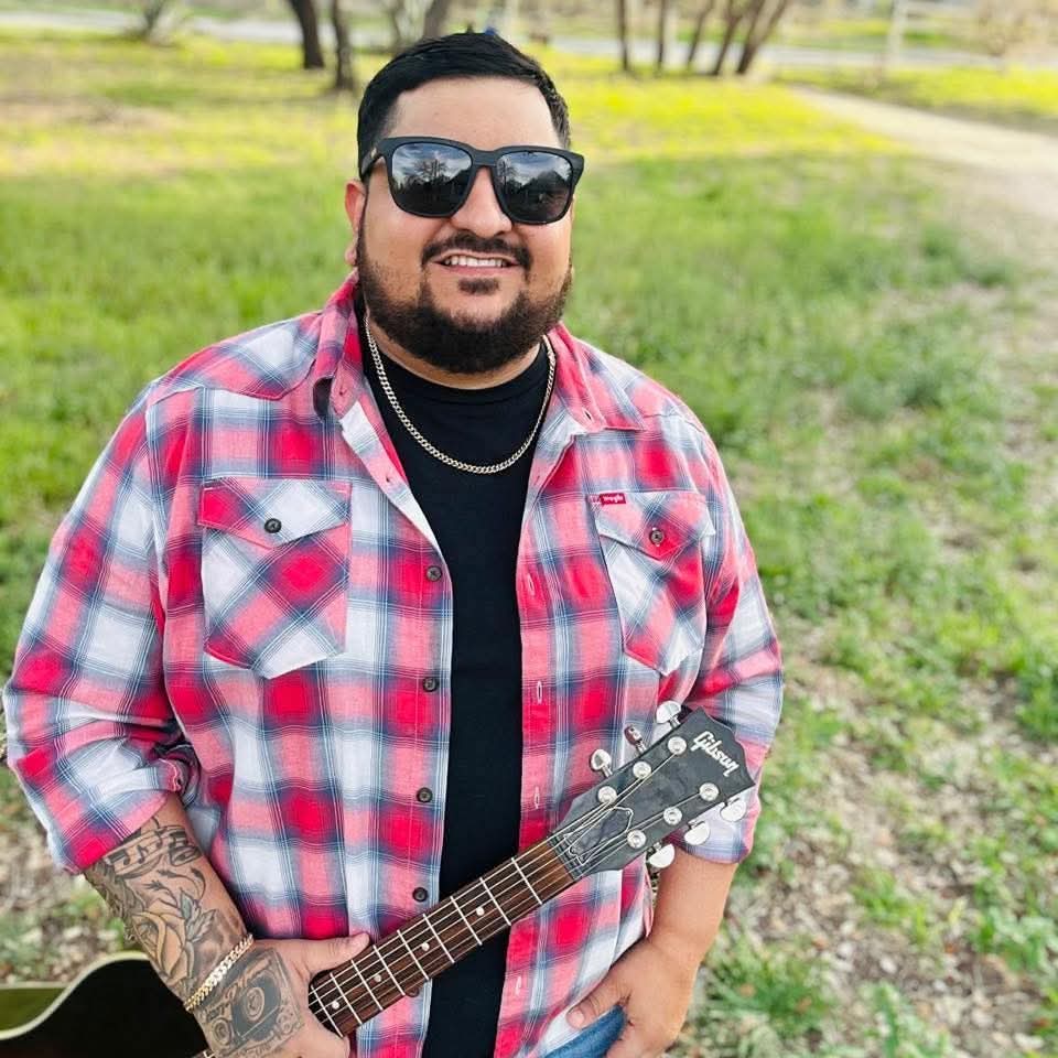 🤠🎶 Catch country legend Jerry DeLeon live tonight at 7 PM!

Kid, pet, and family-friendly with FREE popcorn, $2 fried pickles, $1.25 wings, and $1.50 drafts all night!
#BroostersBackyardIcehouse #LiveFromTheSouthside #SanAntonio