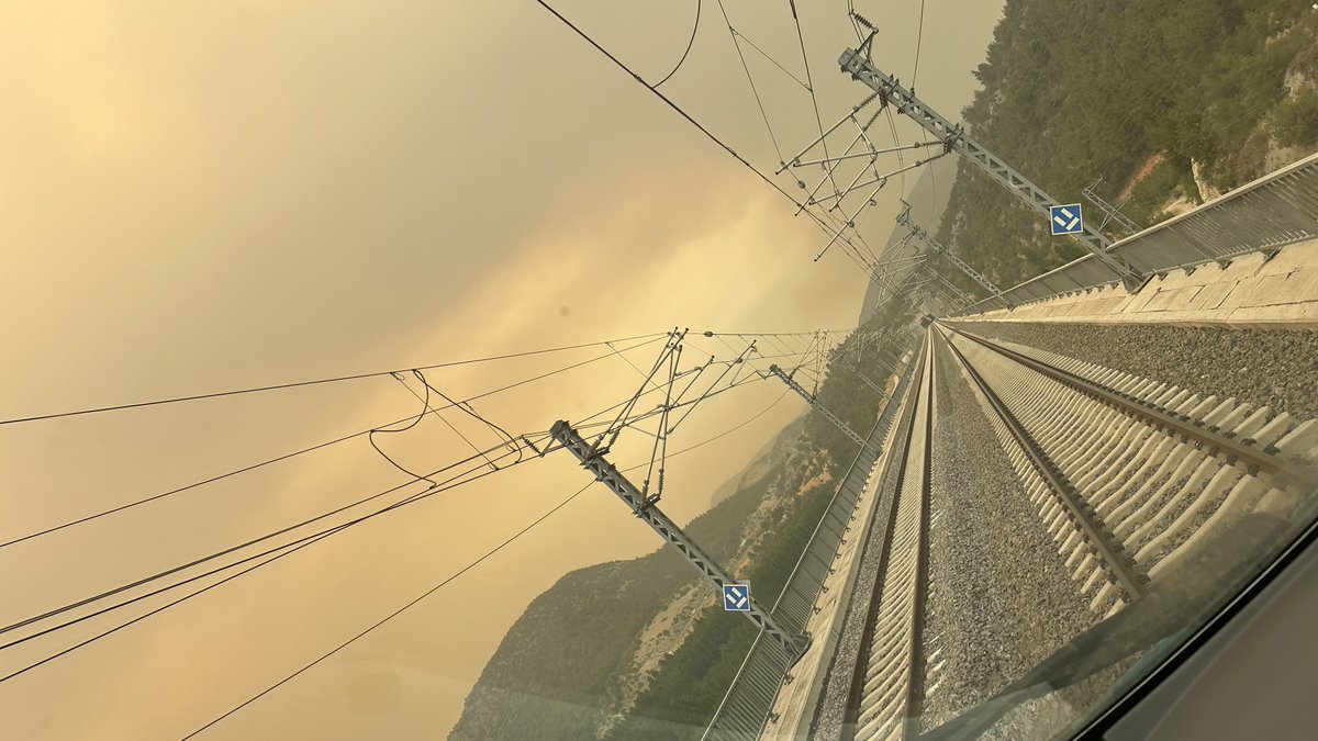 seyit_sahinkaya's tweet image. Ciğerlerimiz yandı, alevler içinde bir yolculuk…

🚦🚄🚃🚃🚃🚃🚃🚃🚃🚃&amp;gt;&amp;gt;&amp;gt;
#machinist #machinistlife #traincaptain 👨‍✈️ #highspeedtrain 🚄 #siemensvelaro #travel #ankara #istanbul #withoutcoffee ☕️ #haftasonu #keeptomemories #seyitsahinkaya