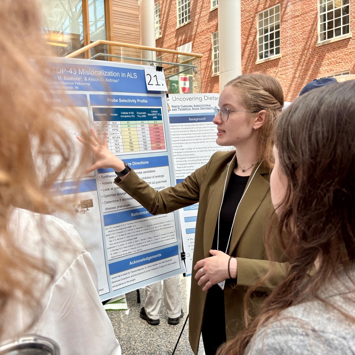 UNC_PHCO's tweet image. 🧪 Big kudos to Carolina Summer Fellow Natalie Fiur, who researched ways to block harmful proteins in ALS while working in Dr. Alison Axtman’s lab, bringing fresh hope to this tough disease. #CarolinaSummer