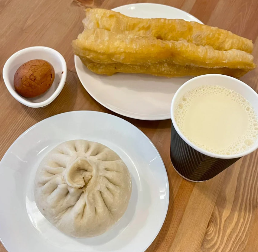 Mano88883672's tweet photo. Savoring every bite in the heart of London 🇬🇧✨
Lunch with a view, laughter with friends, and vibes as rich as the history around us 🥂🍝
Living for these golden city moments 💫🕊️ https://t.co/XhPUI5ybCM