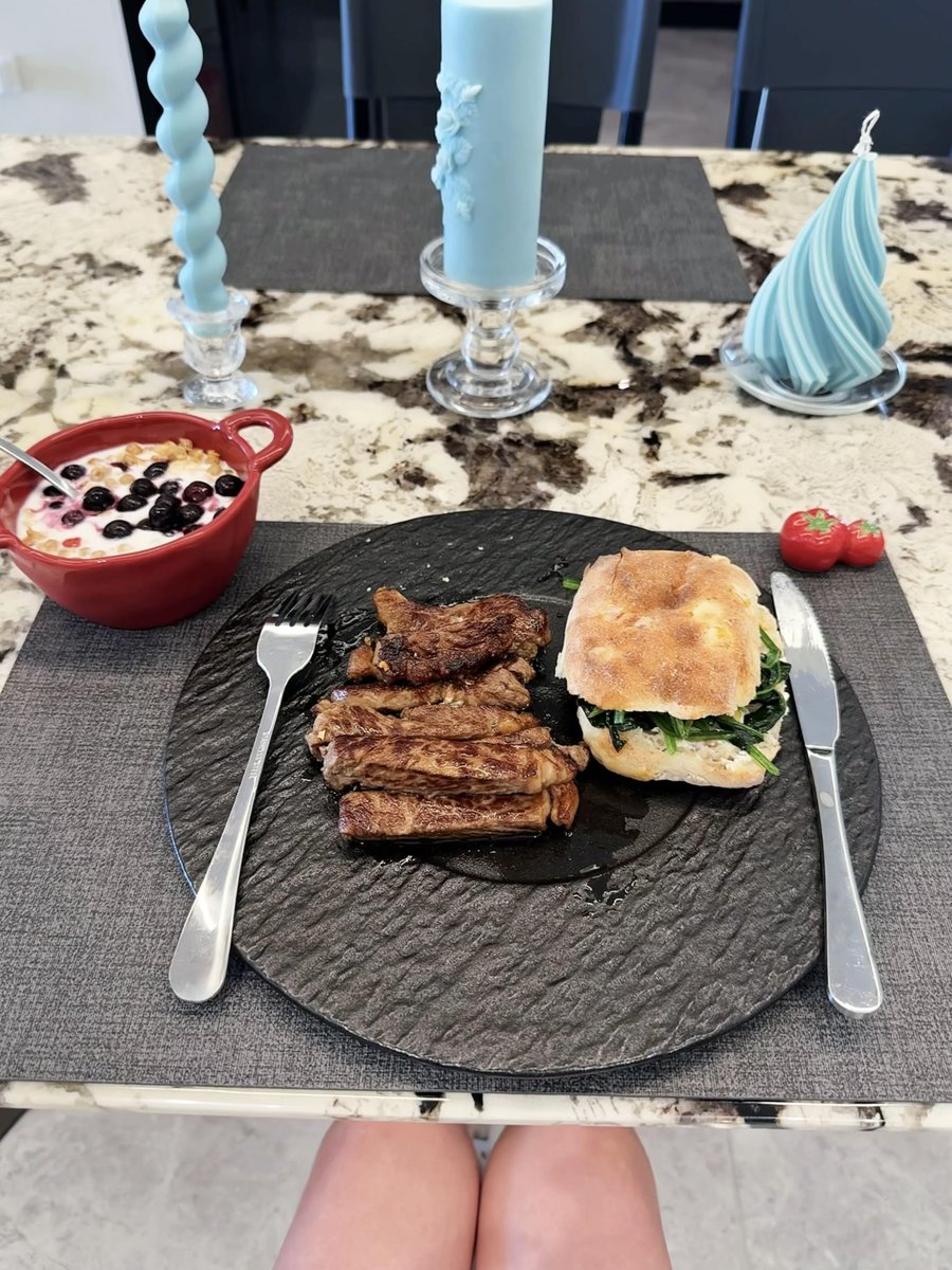 朝食の時間、ゆっくり楽しんで、温かい一日を始めよう！🌅🍯