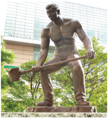 runningjyuku's tweet photo. 8/2(土)の健幸ワールド交流会、テーマは〝川口を語ろう!〟です。かつては鋳物の街、はたして現在は…。川口への想いを共に語りましょう。きゅぽら前の勤労の像もお待ちしております!?
#健幸ワールド #なちゅら #comfree #健康ランニング塾 https://t.co/VYLvW3qN9q