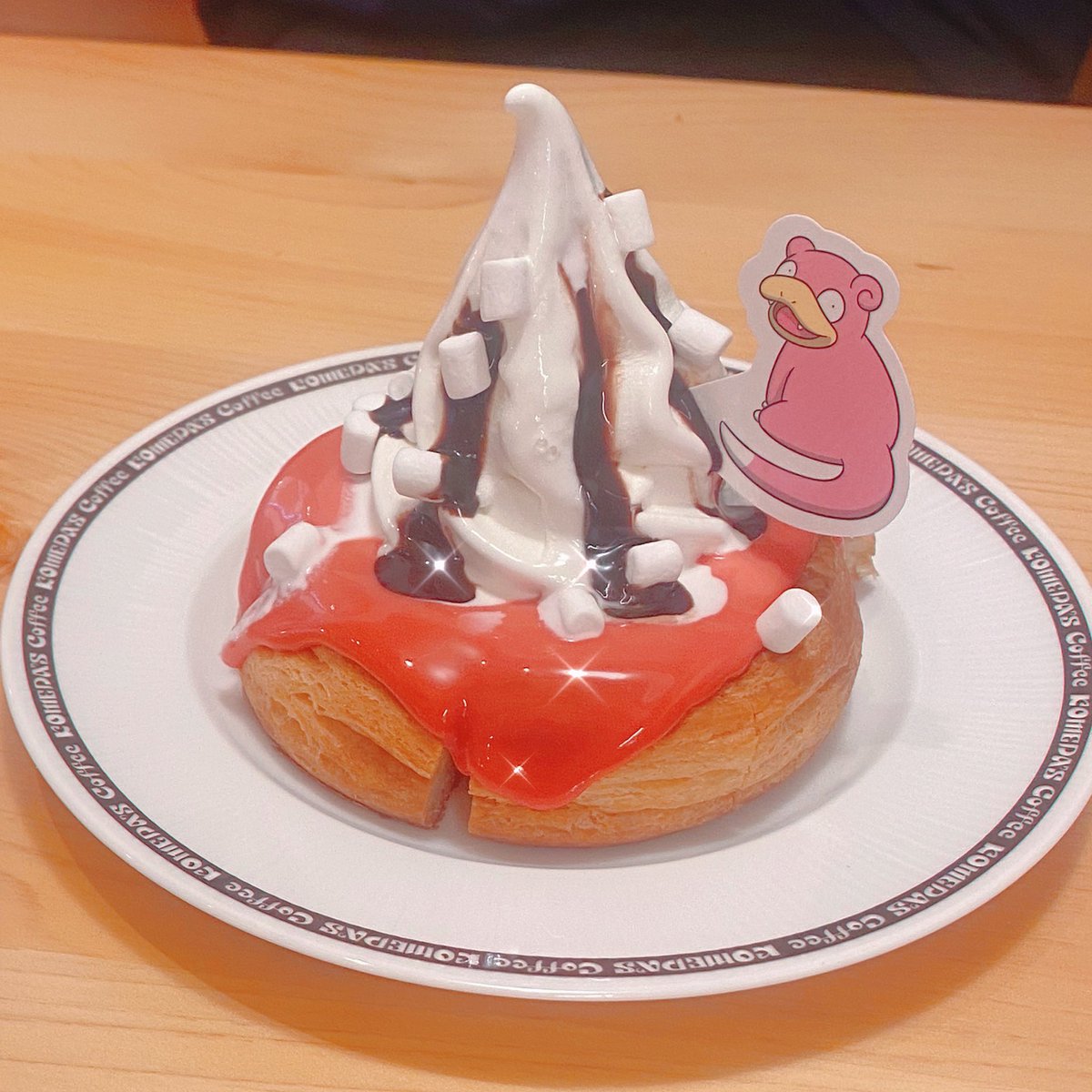 今日はコメダ×ポケモンコラボ初日、職場の後輩と、開店と同時にコメダへ！
「ヤドンのいちごチョコシロノワール」を注文🍓
ヤドンモチーフのピンクのチョコソースにマシュマロ…可愛くて癒されました🧁💕

限定チャーム付きなのも嬉しいポイント🐾 #コメダ珈琲 #ポケモンとたっぷりくつろご