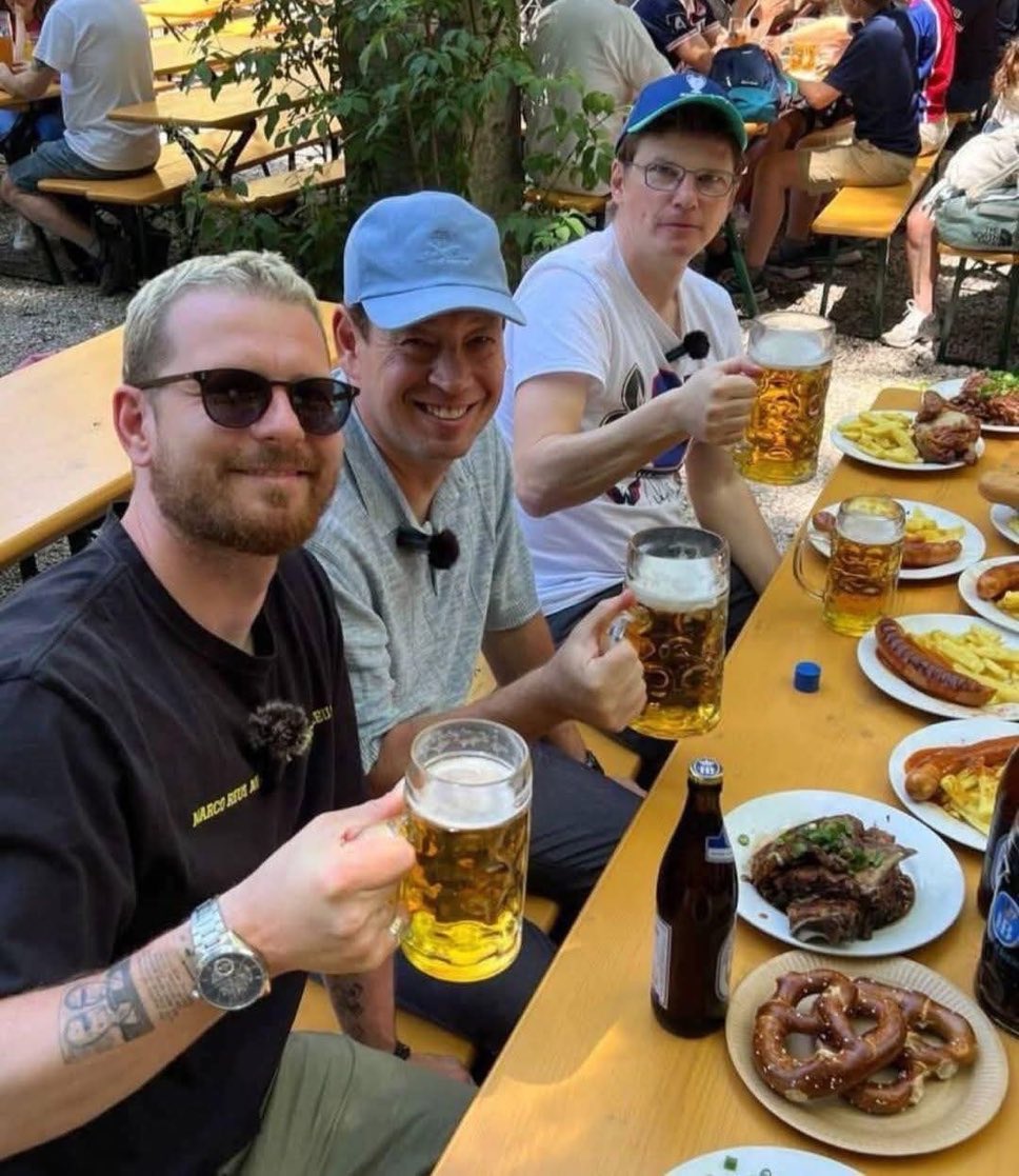 El chico de atrás con el vaso de cerveza, la gorra azul oscuro y las gafas, una vez le marcó 4 goles en Anfield al Liverpool. 🍺🇷🇺
