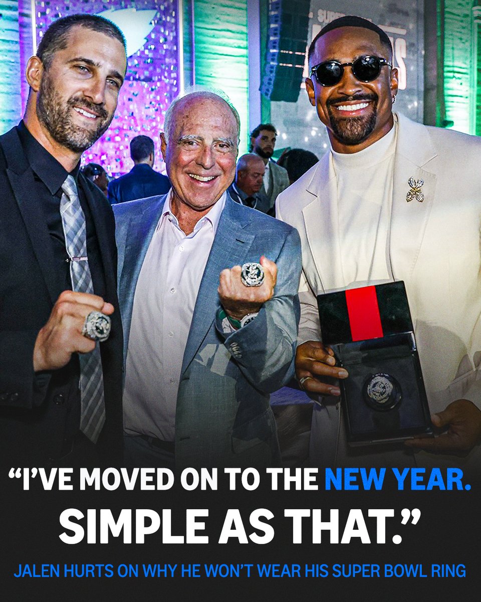 NFLonPrime's tweet image. Jalen Hurts is keeping the main thing the main thing 馃槫
(馃摳: @Eagles)