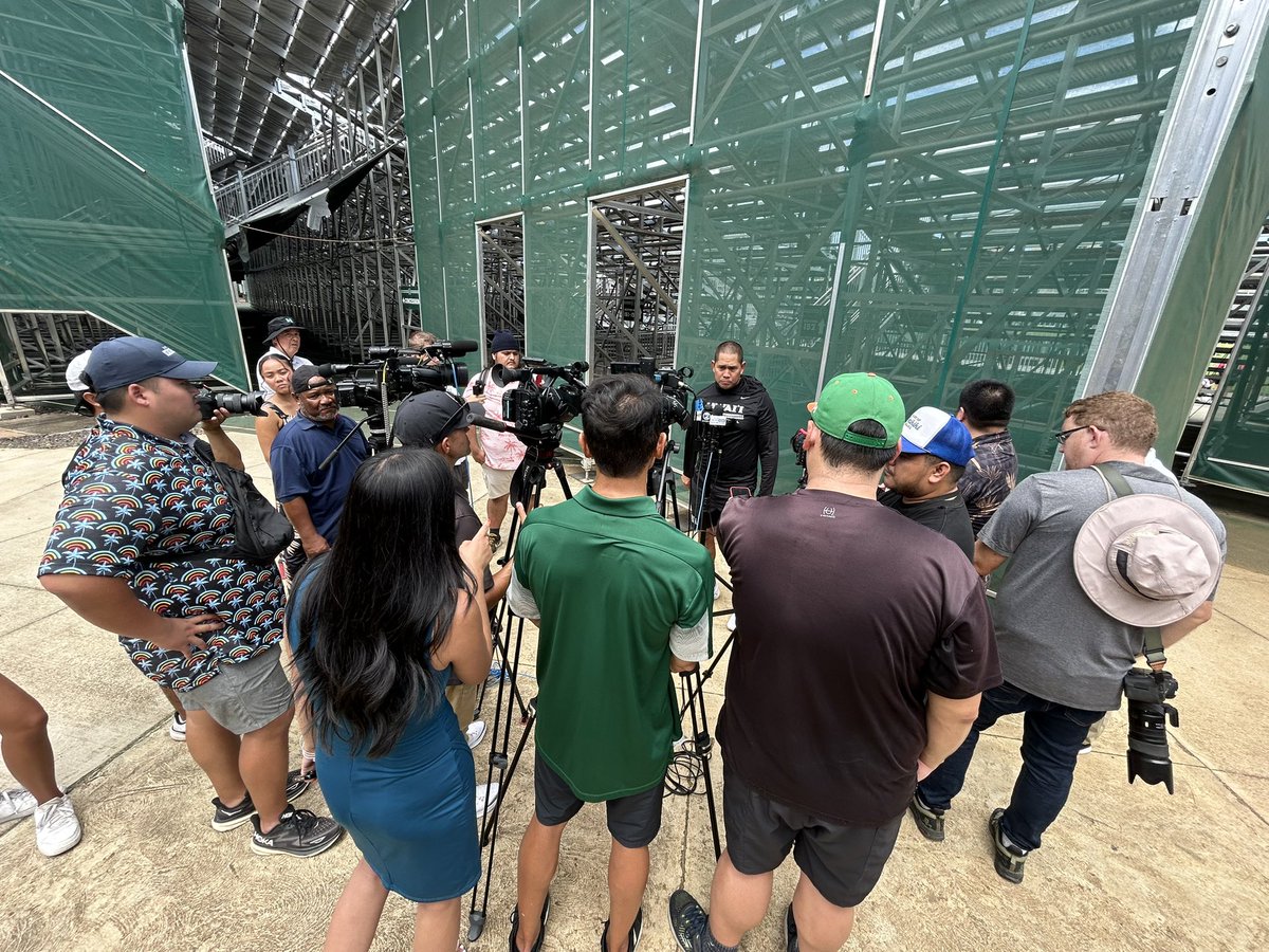 first post-practice media scrum of the 2025 season 🌈🏈

<a href="/HIsportsradio/">Hawai'i Sports Radio</a> #GoBows
