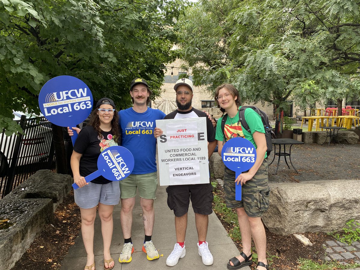 unionhabibti's tweet image. Vertical Endeavors Workers United - @UFCW663 informational picket with the union climber baddies!!! @ClimbVE: get to the bargaining table and give the workers what they ask for!!!