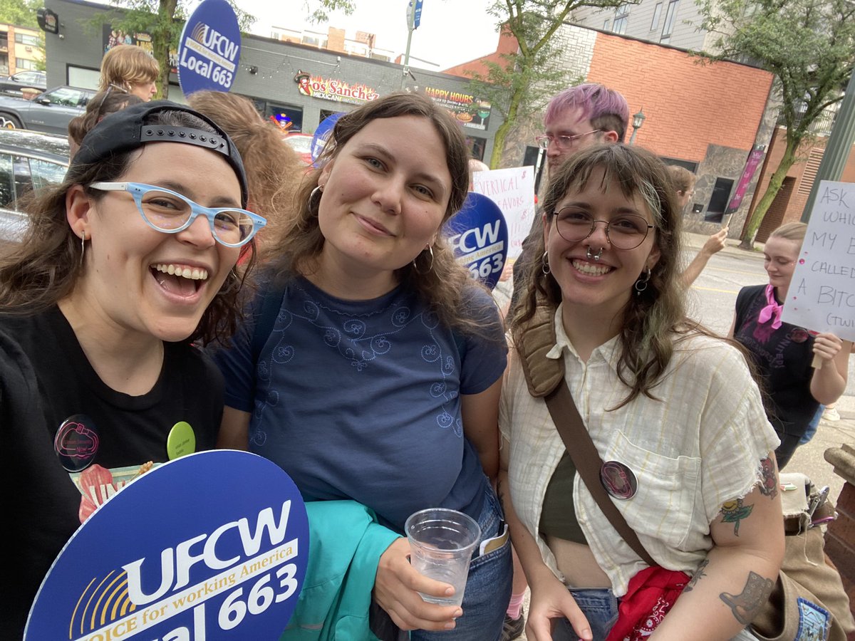 unionhabibti's tweet image. Vertical Endeavors Workers United - @UFCW663 informational picket with the union climber baddies!!! @ClimbVE: get to the bargaining table and give the workers what they ask for!!!