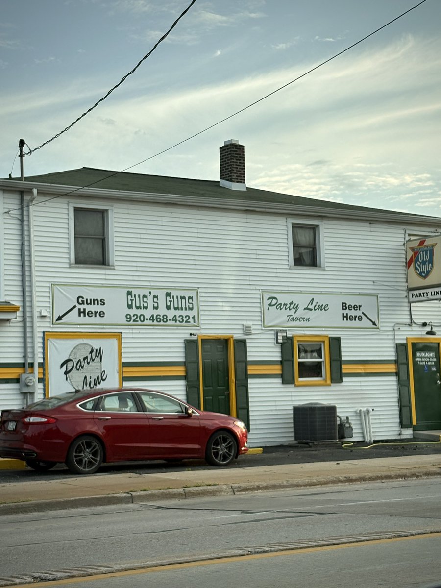 ByMirandaDunlap's tweet image. so taken with this establishment in green bay, wisconsin
